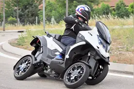 4轮摩托你见过吗？转弯轮胎自动倾斜，既灵活又稳定