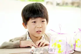 孩子一片孝心，想给母亲买个蛋糕可是钱不够，老板好心卖给他