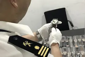 老外携90只假名表出境，称均价50元