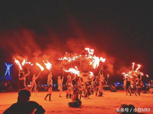 火人节狂欢，裸奔当道？小苍心系S8为LOL加油！
