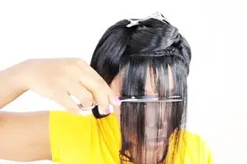 黑人小妹挑战齐刘海，一点点剪下去，看着可爱又显活力！视频封面