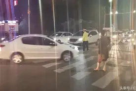 解放西街306国道路口东西方向小半幅通车，缓解交通压力！图片