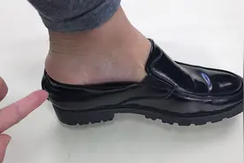 鞋子买小了挤脚怎么办？鞋店老板教我这个妙招，鞋子马上变舒服！