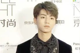 王俊凯定制西装亮相红毯to粉丝：感谢大家的陪伴视频封面