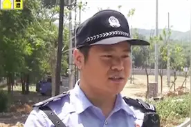 暴雨过后，居民区出现“蛇影”，民警及时赶到处理！视频封面