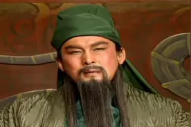 同为五虎上将，关羽为何看不起黄忠？还说“不愿与老卒为伍”！视频封面