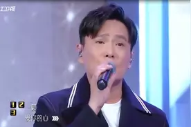 张信哲与素人深情合唱《别怕我伤心》，不疾不徐的唱进你的心里！视频封面