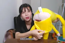 妹子玩“抖音长腿娃娃”，在床上模仿各种动作，你们觉得哪个最像