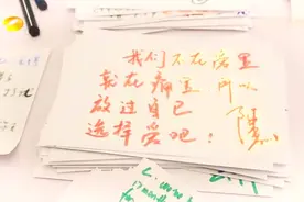 陈学冬因为孤独，躲在桌子底下哭，真是让人太心疼了！视频封面