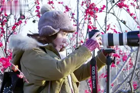 美女专心在欣赏美景，没想到自己竟成为别人眼中的美景视频封面