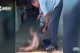 网传母亲将两个年幼孩子放在煤气灶上火烧？记者调查牵出揪心意外视频封面