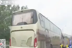 坐大巴高速服务区不停，反停一个偏僻餐馆，饭菜价贵反生意火爆？视频封面