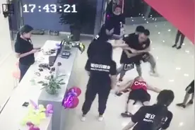 健身房教练一拳击倒健身会员？知情者：都是教练，打人者已投案视频封面