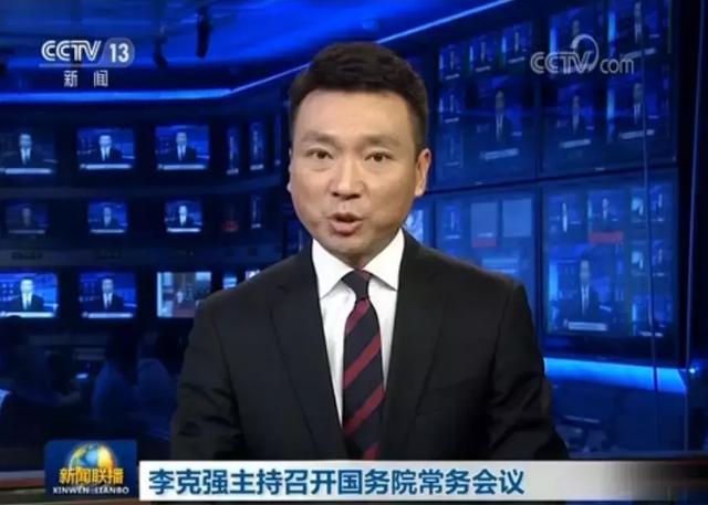 缘,妙不可言!男子寻狗掉坑里,回头一看狗子竟然也在|新闻早资讯