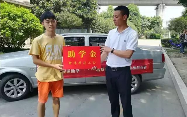缘，妙不可言！男子寻狗掉坑里，回头一看狗子竟然也在｜新闻早资讯