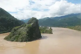 云南香格里拉金沙江里发现一岛屿，形状酷似雄鸡，又称鸡公石