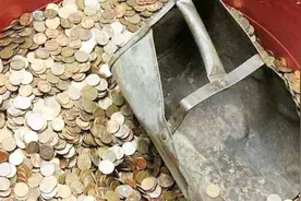 美国大爷存40年硬币，装了12桶去银行兑换，工作人员哭着求放过！