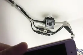 住酒店时时用手机照一照，有没有摄像头立马知道，看完又学了一招