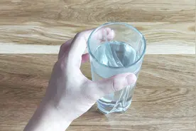 开水太烫喝不了？放水里加点它，1分钟快速变凉