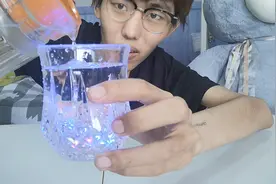 “超炫丽的闪光钻石杯”，倒入白水，立刻变成像钻石般耀眼视频封面