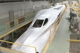 日本是如何制造高铁列车的，走进制造车间看看他们的技术水平如何视频封面
