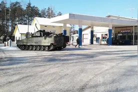 军用坦克开进路边加油站？加油员工一头雾水，到底咋回事视频封面