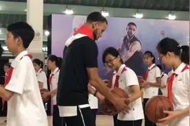 库里中国行：化身老师带学生打快乐篮球视频封面