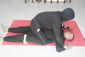 被坏人压在身下按住双手，武术教练教你，这样保护自己视频封面