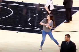 臂力吓死人！NBA美女球迷这一举动吓坏一众壮汉视频封面