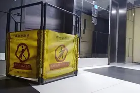 郑州熊孩子对着电梯按键撒尿，致使小区一电梯停运图片