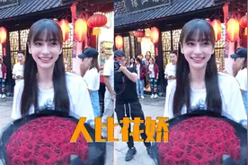 粉丝探班超热情，Angelababy手捧玫瑰笑靥如花