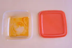 塑料饭盒清理一遍还是油腻腻？教你一招，不用一滴洗洁精彻底清洁视频封面