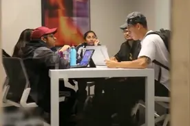 爆笑恶作剧：图书馆听音乐忘记插耳机，旁边学生纷纷埋头偷笑视频封面