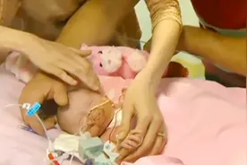 英国首位“心脏异位”幸存婴儿获准回家暂住 仍需呼吸机维持生命视频封面