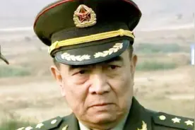军衔肩章上“梅花”与“五角星”的区别在哪？说出来你可能不信！视频封面