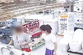 六旬大妈偷店员手机 民警找上门 大妈立马戏精 监控啪啪啪打脸