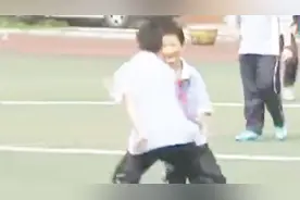 少年嬉戏摔倒脾脏破裂 法院：学校无责 玩伴赔15万视频封面