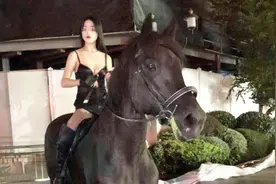 一名女子夜晚在上海延安西路骑马引发市民谴责视频封面