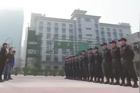 原雪豹突击队队长李文昱惊现《百姓英雄》，这次他的任务是什么？视频封面
