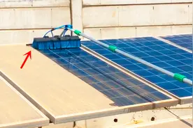 放在外面的太阳能光伏板原来这么脏，清洗一下整个人都舒服了视频封面