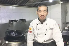 厨师长教“韭黄炒肉丝”，做法简单易懂，腌制的肉丝滑嫩有秘诀视频封面