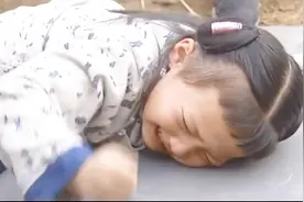 哥哥去世下葬，妹妹哭得感天动地，哭得所有人都感到心酸视频封面