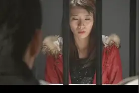美女歌手被抓到警局，上来就说，你们不会打我吧视频封面