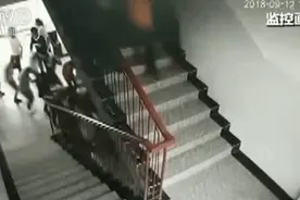 陕西宁强县爆发5.3级地震 监控录像记录学生“光速”撤离视频封面