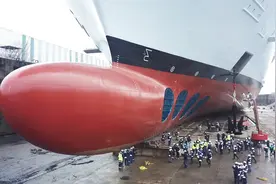 航空母舰甲板那么宽，底部那么窄，为什么不翻船？奥秘在这里