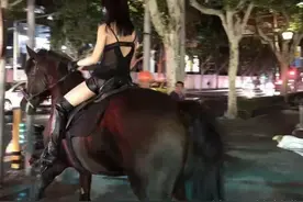 吊带衫小姐姐你很酷~但你深夜在市中心主干道骑马就不对了图片