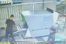 小伙带刀乘西安地铁被拘五日 称带刀感觉很威风视频封面