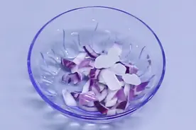 洋葱和冰糖一起泡水，喝一次能省不少钱，可惜知道的人太少了