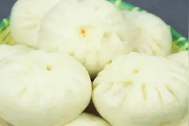 面点师分享蒸包子不塌陷，不变形的小技巧，步骤详细，一次成功