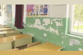 快30年的教学楼被鉴定为C级危楼，学生在此上课，家长担心不已视频封面